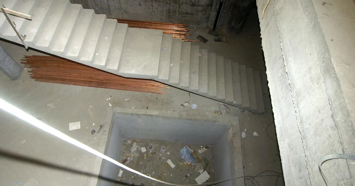 Dete palo u otvor lifta u napuštenom objektu u Primoštenu, teško je povređeno