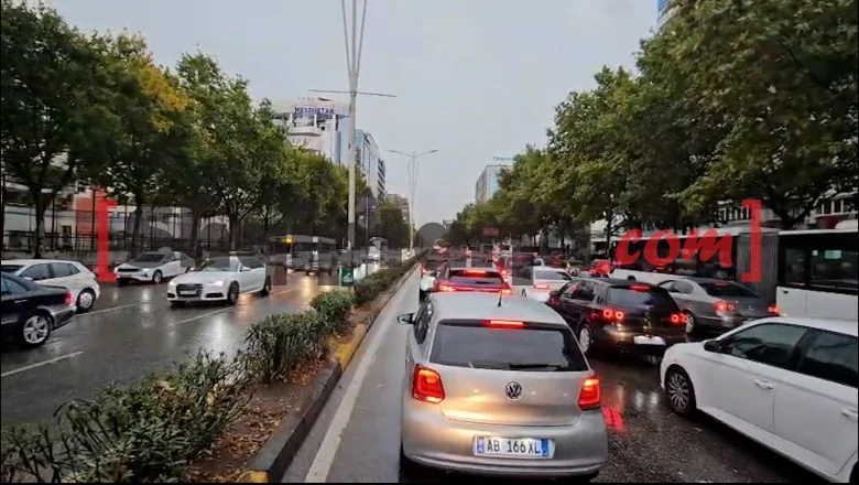 Kiša 'parališe' Tiranu/ Haos u saobraćaju, građani satima u saobraćajnoj gužvi! (VIDEO)