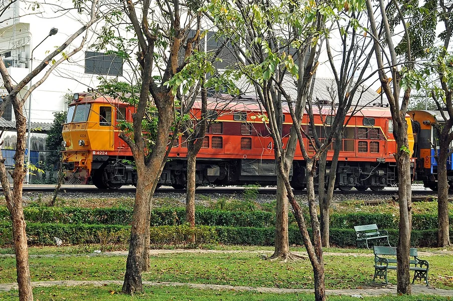 Najmanje 22 osobe poginule i 80 povređenih otkako se kran srušio na putnički voz u Tajlandu