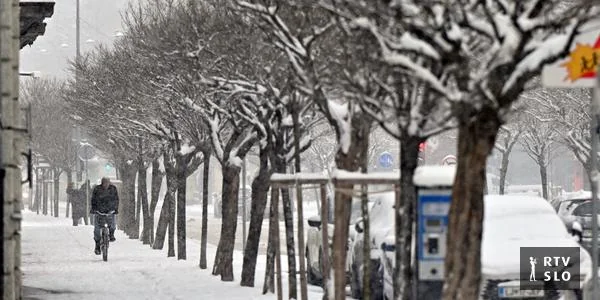 Sneženje se smirilo, još uvek mogući saobraćajni zastoji, i u želeničkom i u avionskom saobraćaju