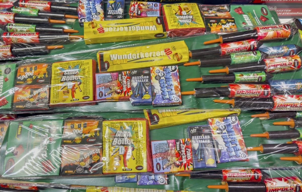 Nova legislativa ignorisana od trgovaca. Petarde se prodaju na ćošku ulice i na internetu: 'Ne mogu da ostavim robu'