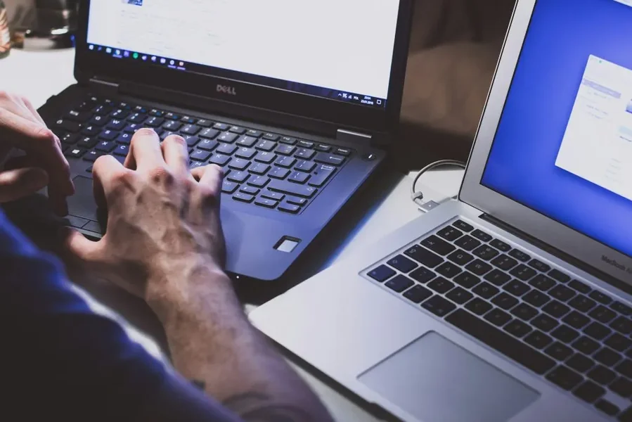 Lažna internet-platforma za investicije prevarila stotine građana, krivična prijava za dve osobe