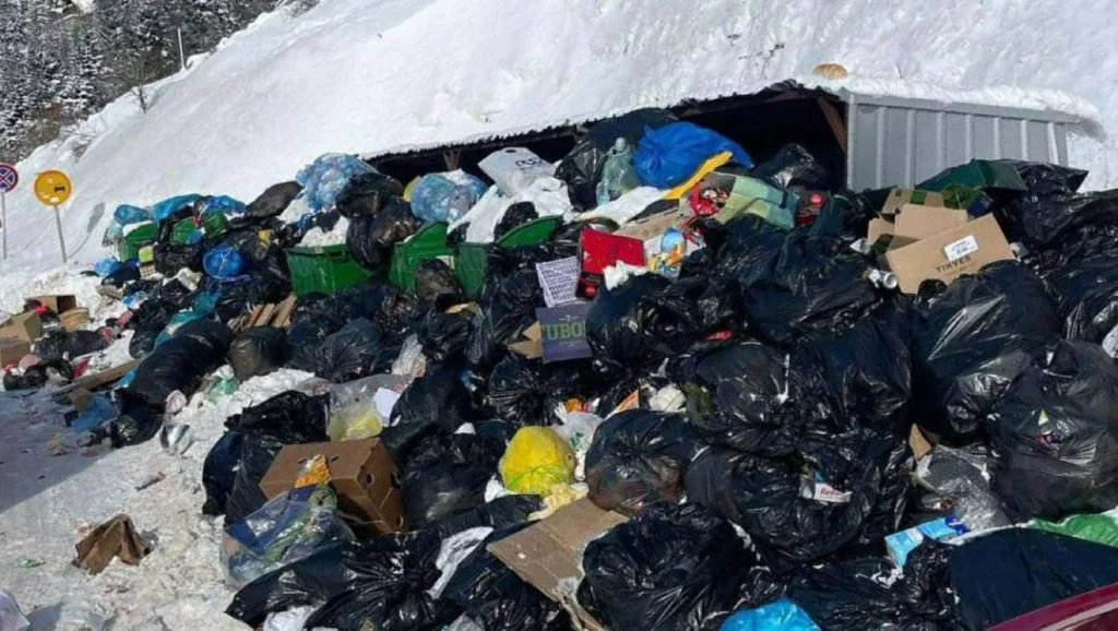 Ulaz u Popovu Šapku, zimski turizam među otpadom
