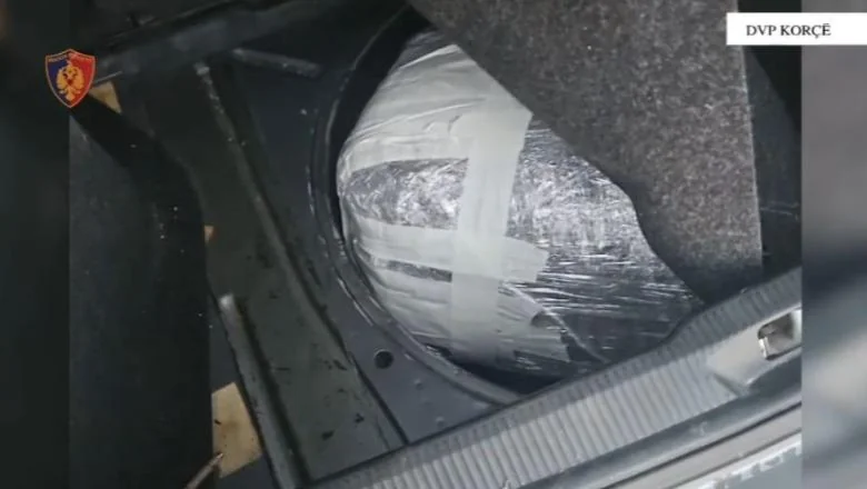 Operacija protiv droge u Korči: Tri mladića uhvaćena sa oko 6 kg kanabisa u prtljažniku automobila, uhapšeni kod Qafë Thanës (VIDEO) - Shqiptarja.com