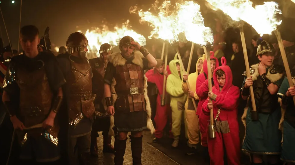 Masovna povorka vikinza obeležila početak novogodišnjih praznika u Edinburgu