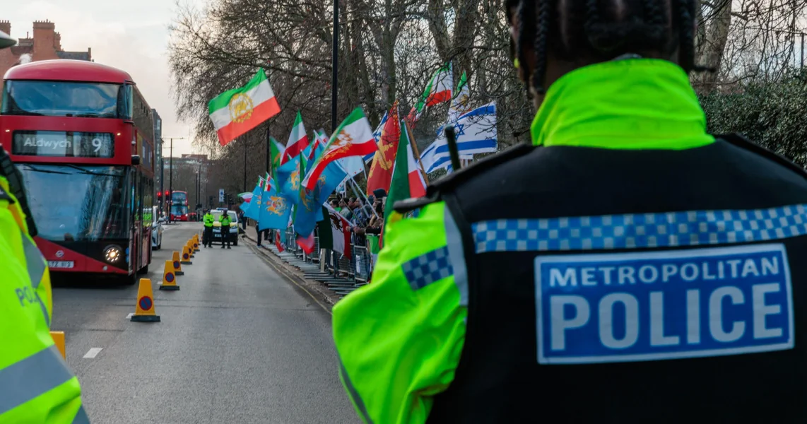 Jedan demonstrant je priveden u Londonu nakon što se popeo na krov iranske ambasade i skinuo zastavu.