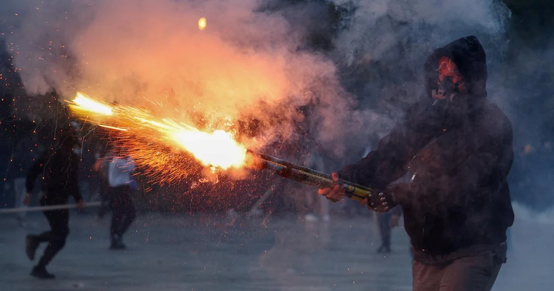 FOTO Haos u Albaniji, protestanti zapalili ulaz ministarstva: Policija uzvratila suzavcem i gumene metke