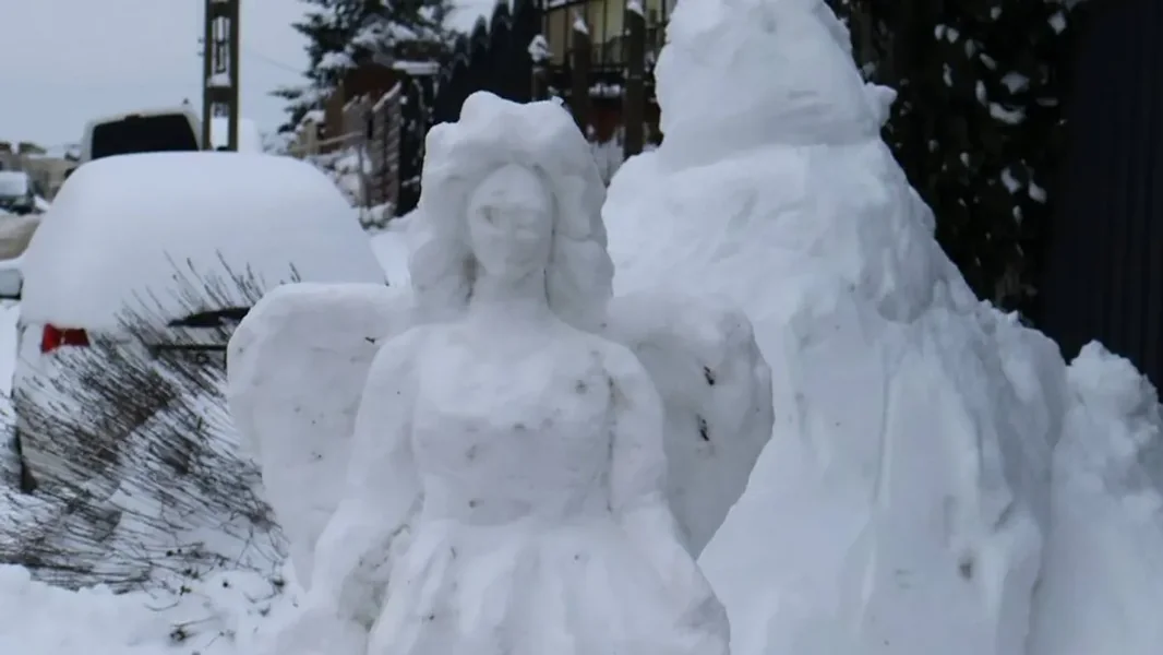 Tako nešto se retko viđa: zapanjujući snežni anđeo izgrađen u Mađarskoj - ORIGO