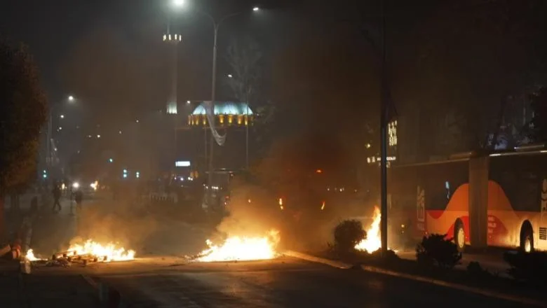 Završena protesta za Specijalizovane komore u Prištini, policija koristila suzavac i vodene topove protiv demonstranata! 17 povređenih, 6 policajaca, priveden je Tačijev nećak! PDK: LVV neka glasa za zakon (VIDEO + FOTO) - Shqiptarja.com