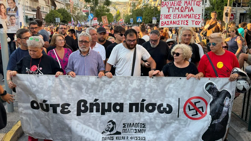 O Pavlos živi, srušite naciste