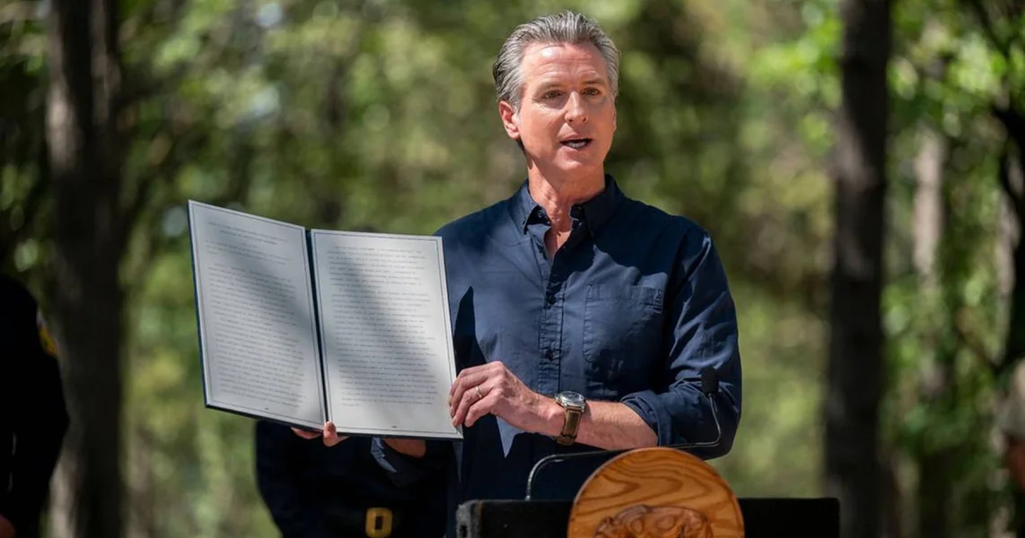 „Sa zadovoljstvom, Amerika”: Gavin Newsom ironizuje Trumpa i donosi dekret da AI ostaje „veštačka inteligencija” u Kaliforniji.