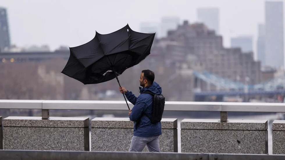 Ostavili su na snagu kod za opasno vreme u celoj Velikoj Britaniji i posle oluje 'Goreti'.