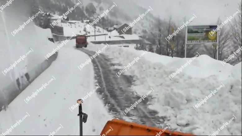 Loše vreme u Škodra, najintenzivnije padavine zahvatile tri putna pravca, ali saobraćaj teče normalno! Mašine za čišćenje snega na terenu (VIDEO) - Shqiptarja.com