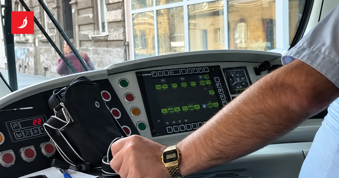 VIDEO Jedan od dva tramvaja koji voze se našao u malom problemu, pomogao mladić