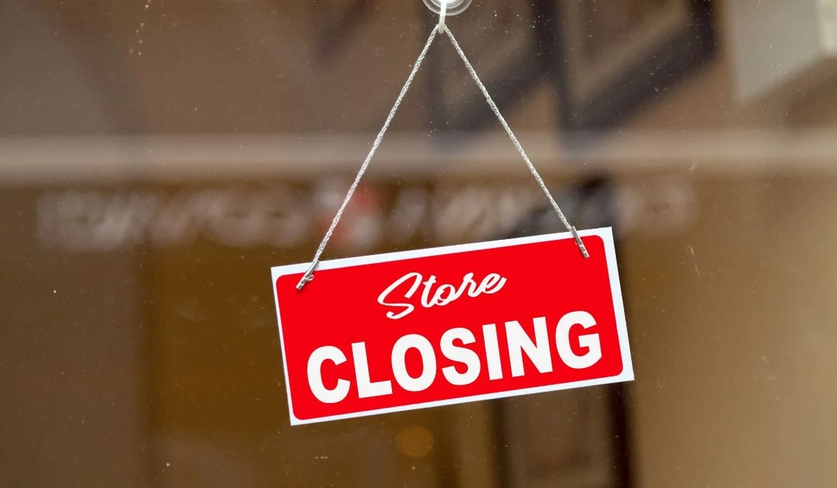 Poznati trgovac zatvara svih 17 prodavnica u Rumuniji do kraja godine i najavljuje masovne rasprodaje.