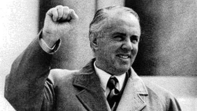 U Korca, na početku, Enver je boravio u kući porodice Belba i kratko u kući francuskog profesora Andrej Brezo. Neobjavljena biografija Envera Hoxhe, iz 1969. godine - Shqiptarja.com