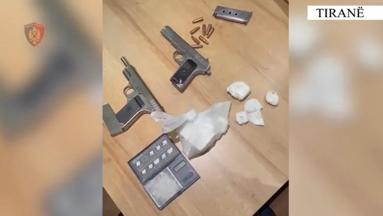 U potrazi za prodajom droge u Tirani, uhapšen 28-godišnjak! Oduzeto mu 2 pištolja i 363 grama kokaina (VIDEO)