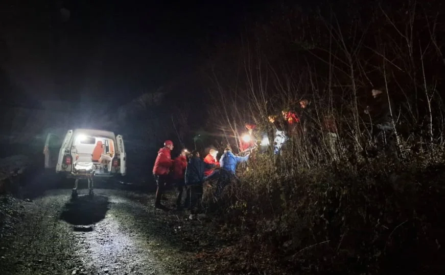 Detalji nesreće kod Žepča: Vozač teško povređen, vozilo sletjelo sa nedovršenog nadvožnjaka
