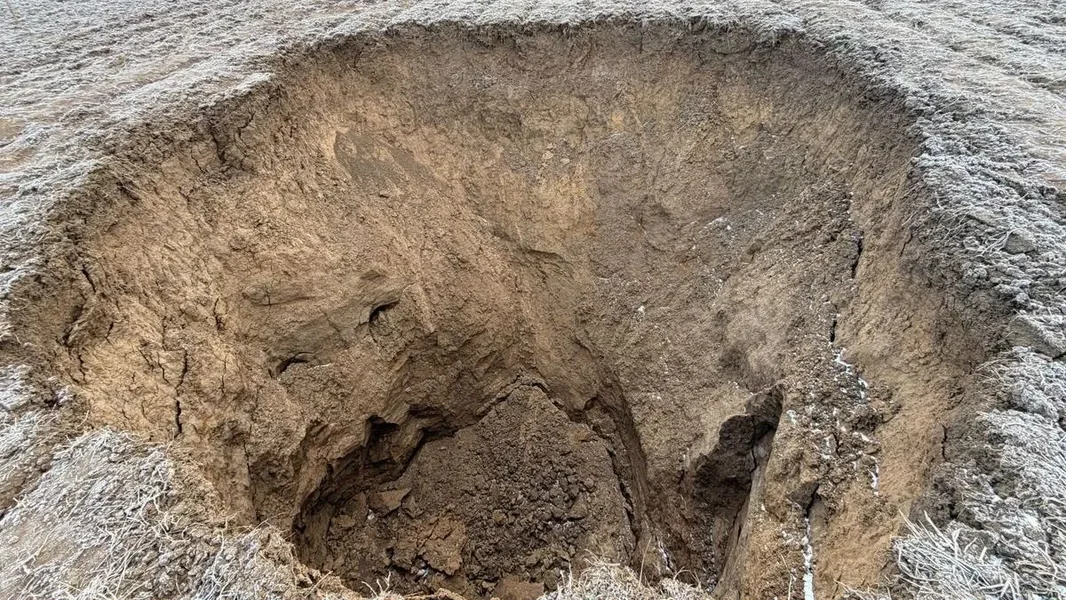 Zemlja se otvorila u Vizslásu – nastao je ogroman krater u nógrádskoj opštini