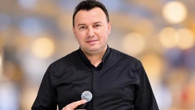 Izvodi sramne radnje ispred umetničke škole 'Jakov Xoxa', uhapšen pevač iz Fier-a (EMRI) - Shqiptarja.com