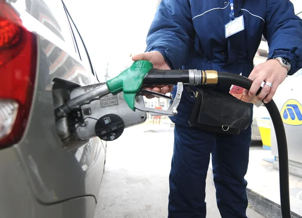 Na ponoć pojeftinjavaju benzinite, cena dizela ostaje ista - Nova Makedonija