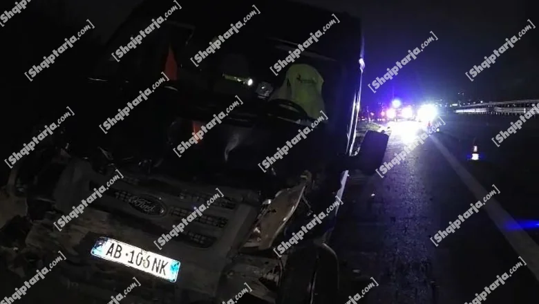 Saobraćajna nesreća na Fierovom bypassu, furgon udara iz pozadi drugo vozilo, nema povređenih - Shqiptarja.com