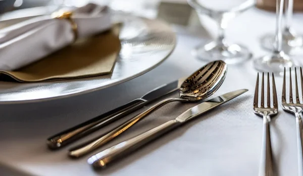 Glavni majordom palače predsednika Emmanuela Makrona, uhvaćen sa ukradenom posuđem sa Élysée i prodatim na Vinted-u