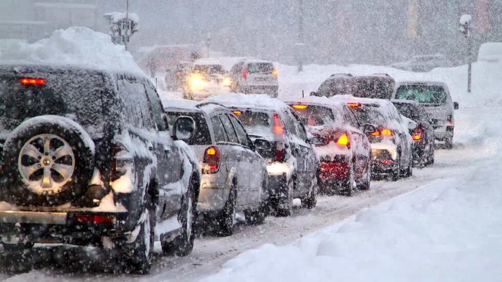 Zimska blokada u Evropi: Otkazani letovi, kašnjenja vozova i blokirani putevi od snega