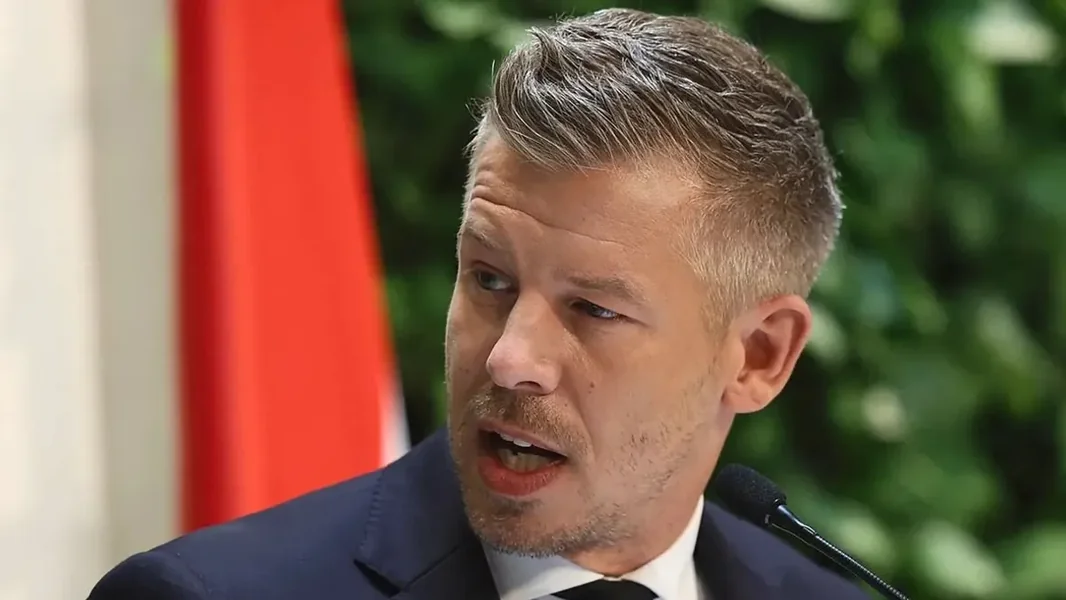 Vinom su ga polili Magyar Pétera u Szekszárdu - video - ORIGO