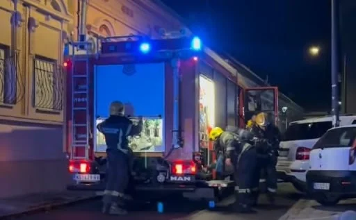 Uzemirujući prizori: Požar u stambenoj zgradi, vatrogasci spasili 32 osobe, više povrijeđenih