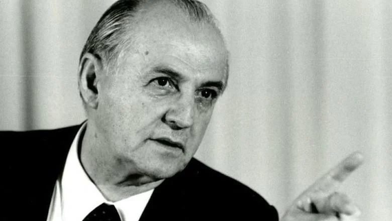 Tajni izveštaj o Ramizu Aliji u 1990. godini: verski obredi i krstovi u Himare i Dhermi, turisti se sumnjiče da su agenti Grčke!