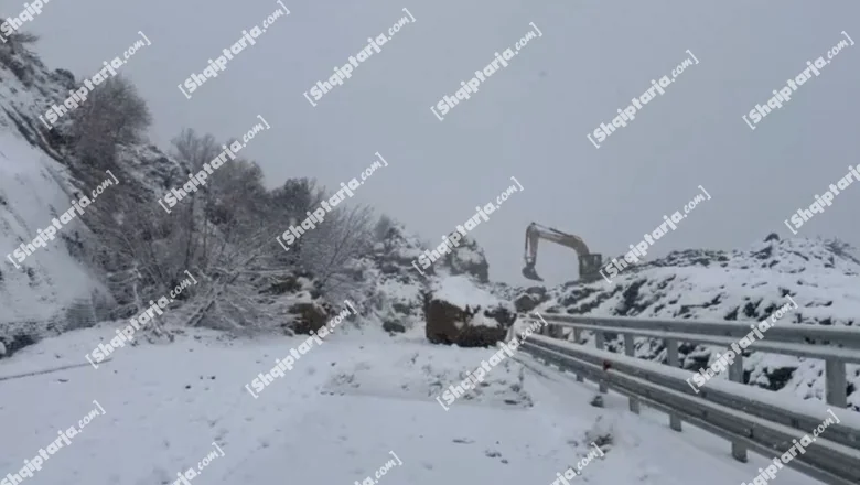 Masovne klizanje kamenja i snega, put Qukës-Qafë Plloçë potpuno blokiran samo 4 meseca posle inauguracije (VIDEO)