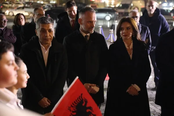 Sepak imalo makedonsko zastavu na doceku Spiropali na Trgu Skenderbeg