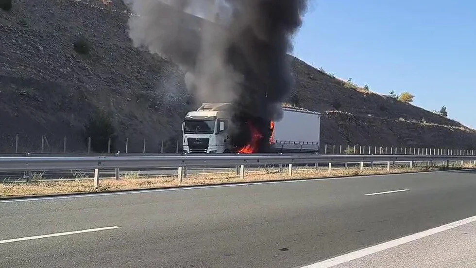 Tir izgoreo na autoputu Trakija (Slika)