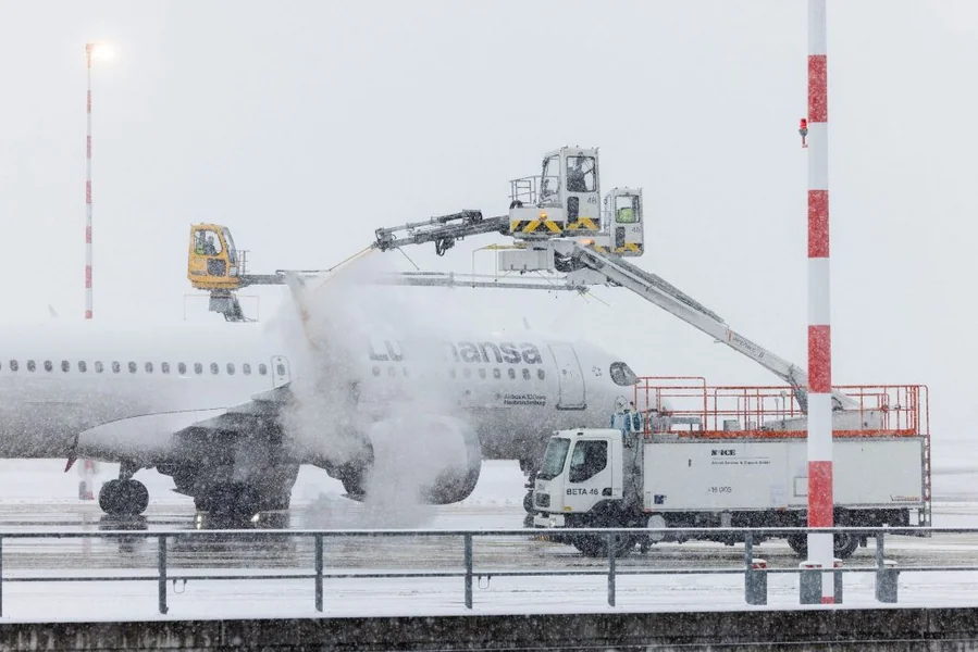 Više od 700 letova otkazano na aerodromu Schiphol u Amsterdamu usled velikog snega i vetra