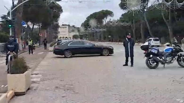 Dok je Lapaj protestovao ispred Vlade, Ramina eskorta se kreće ka Vili 30