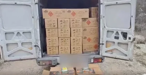 Pronađeno je 25 tona pirotehnike, privedene dve osobe, od kojih je jedan policijski službenik - Nova Makedonija