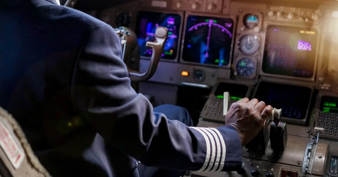 Let je prekinut u poslednjem trenutku: pijani pilot je na silu izbačen iz aviona, nakon što je testiran etilometrom.