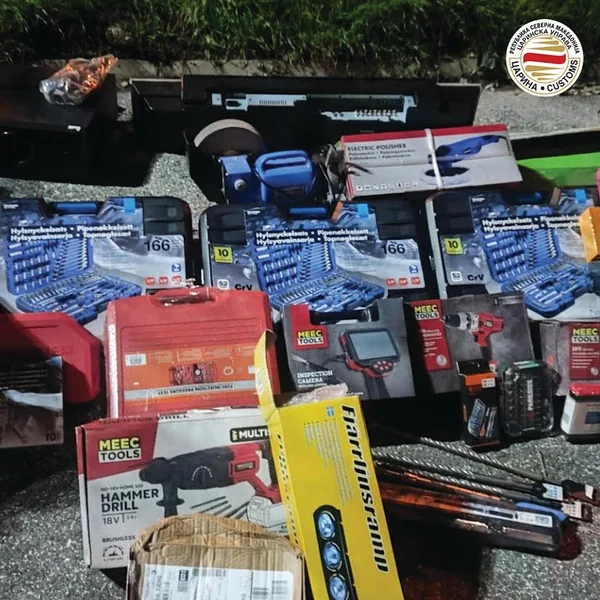 Carinici sprečili šverc telefona, banane, parfema i duvana