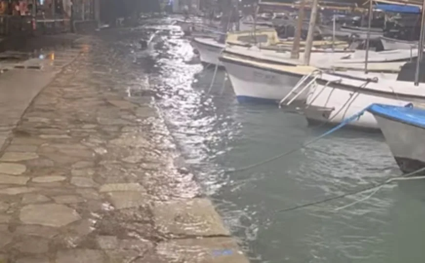 Podignut nivo mora u Budvi, najavljene nove padavine