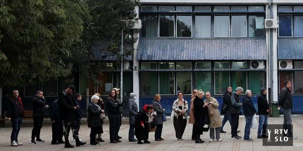 U Srbiji teku predčasni parlamentarni izbori, na mnogim biralištima gužva
