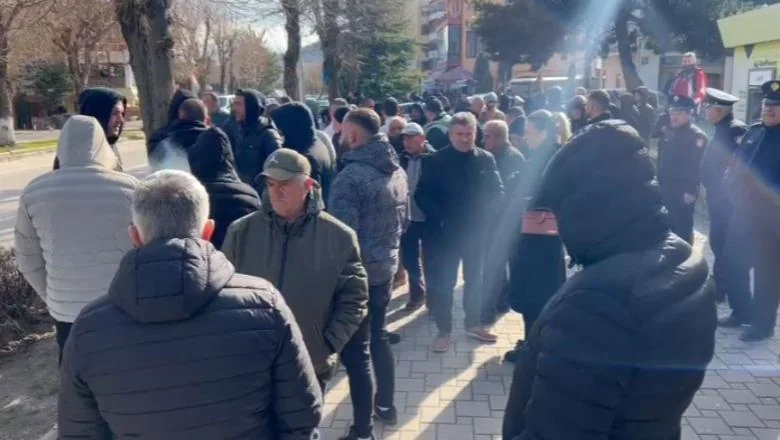 Masovna poplava zemljišta, poljoprivrednici ustaju na protest ispred Opštine Maliq! Traže odštetu od države (VIDEO) - Shqiptarja.com