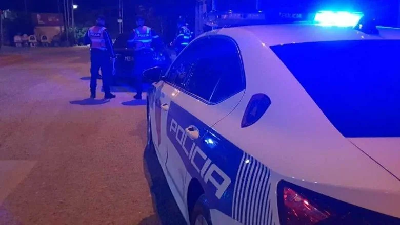 Za nekoliko sati, vozeći se autom koji je oteo taksistu u Tirani, otišao je i oružjem opljačkao pumpu za benzin u Fushë-Krujë, 29-godišnjak raspisan za poternicu (EMRI)