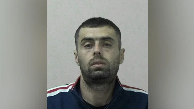 Engleska/ Biće deportovan po peti put! Daily Mail: Albanac sakriven na zadnjem delu prikolice