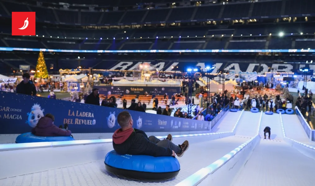 Hrvatski ledeni tobogan atrakcija u božićnom selu na stadionu Real Madrida