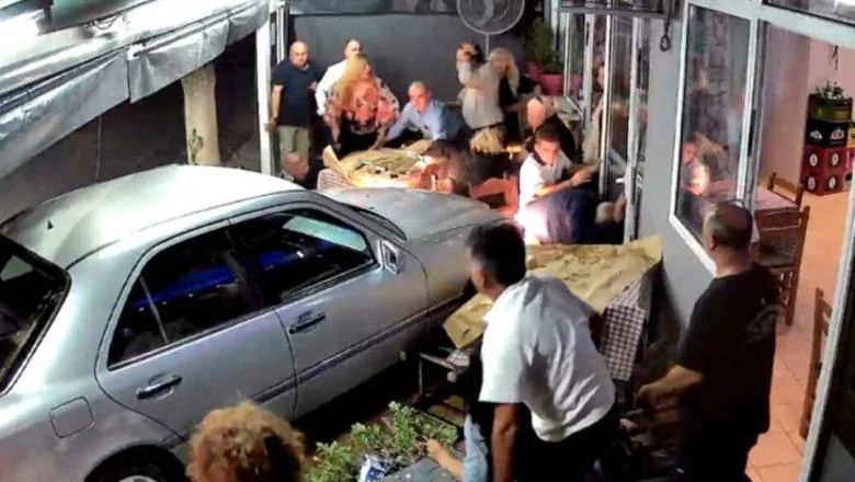 Grčka / Albanac pijani za volanom uleteo autom u lokal u Solunu, vlasnica: Velike vaze sa cvećem su nas spasle od tragedije