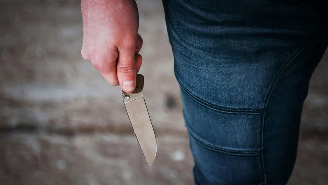 Novo Irakleio: «Telefoni na dobar ili na loš način» - Lopov sa kuhinjskim nožem ukrao dve maloletnice