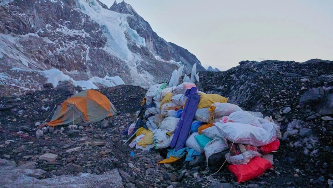 Najviša planina na svetu pretvorila se u beskrajnu deponiju - Documento