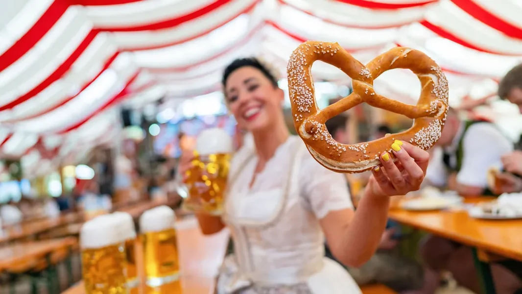 Koliko košta pivo uz svinjsko koleno na Minhenskom Oktoberfestu? Kakvi programi te očekuju? Pokazujemo