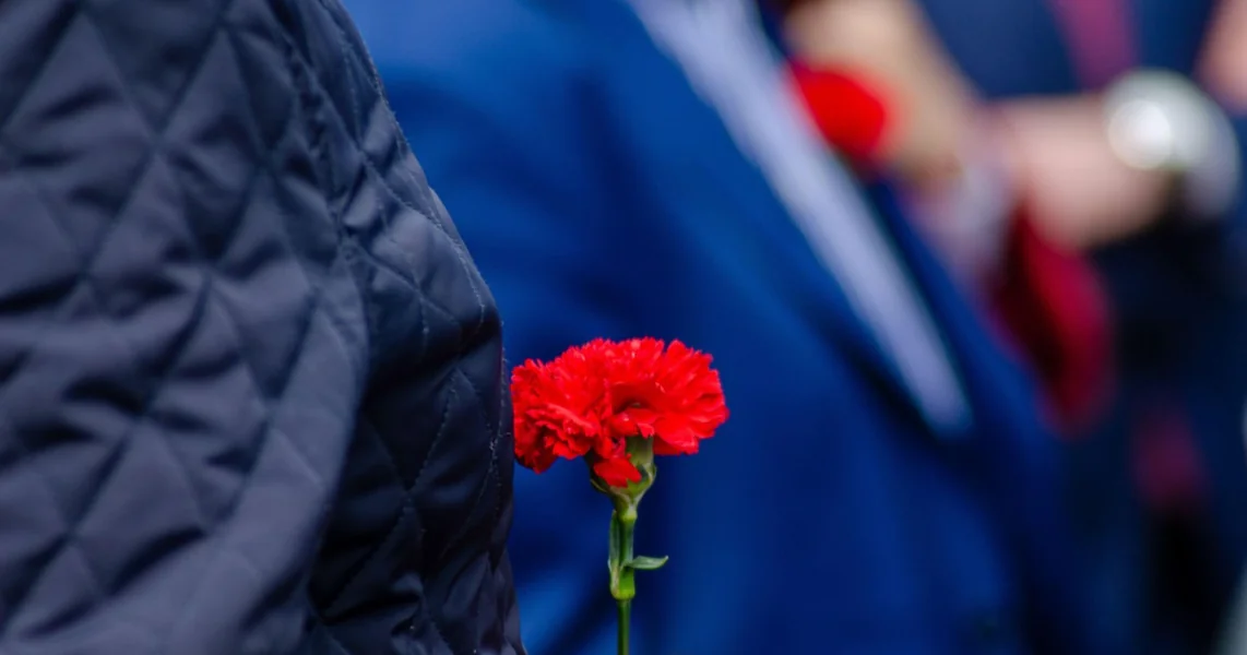 Čavistički parlament Karakasa postavlja crveni karanfil na sedište poslanice Cilije Floresa, dok se ona ne vrati. Šta to simbolizuje?